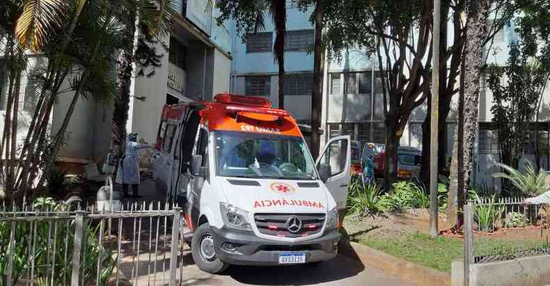 Ambulncia em rea reservada para a entrada de pacientes com COVID-19 em hospital de BH: cidade ganhou 93 novos leitos, mas a presso continua(foto: Gladyston Rodrigues/EM/D.A Press)