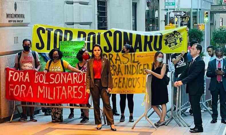 Manifestantes protestam contra Bolsonaro na porta do hotel em NY