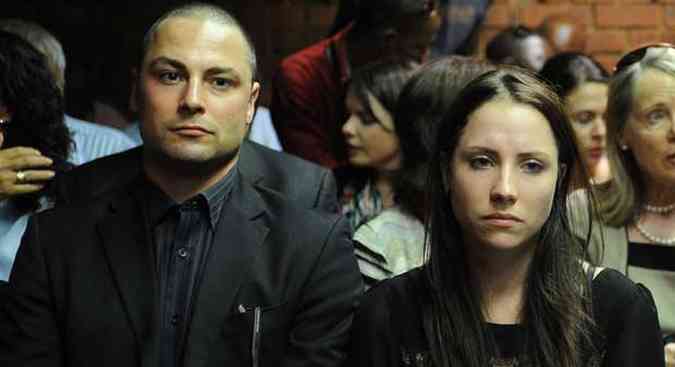 Carl e Aimee Pistorius, irmos de Oscar, estiveram na corte de Pretoria para apoiar o atleta durante as audincias sobre pagamento de fiana (foto: AFP PHOTO / ALEXANDER JOE )