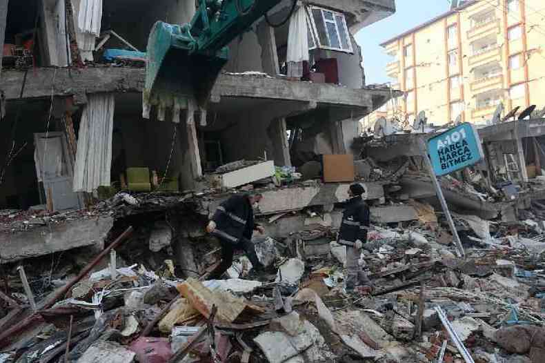 Equipes de resgate trabalham no local de um prdio desabado aps um terremoto mortal em Hatay, Turquia, 8 de fevereiro de 2023