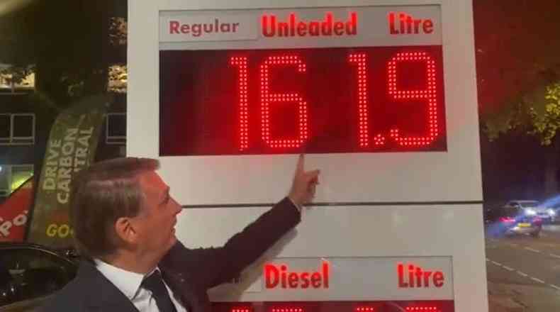 Bolsonaro mostra o preo da gasolina em Londres