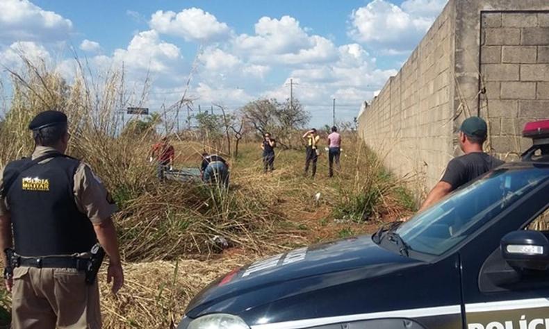 Policiais no local onde corpo da vtima foi encontrado