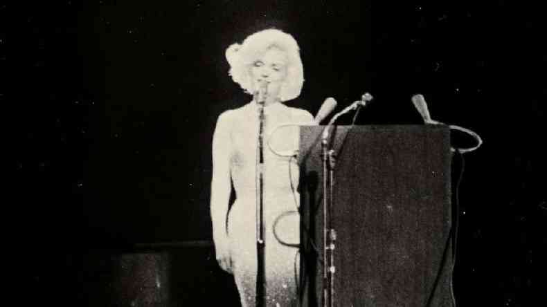 Marilyn Monroe canta