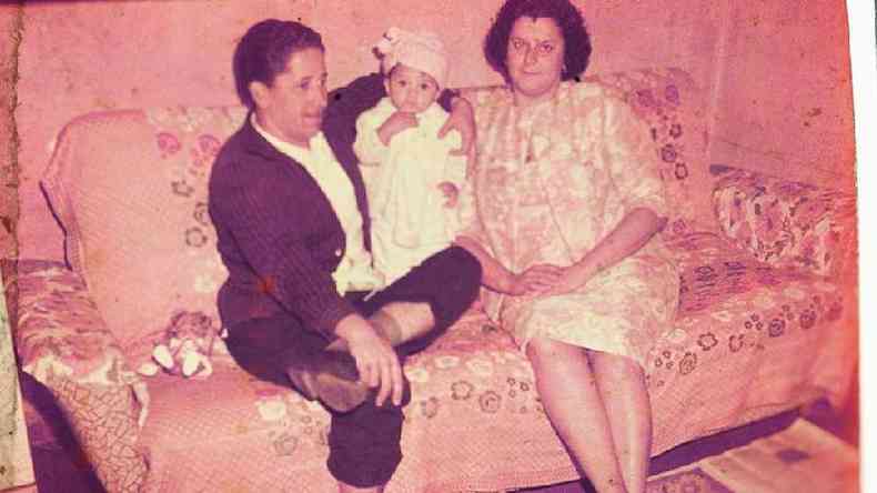 Homem, beb e mulher em foto de famlia