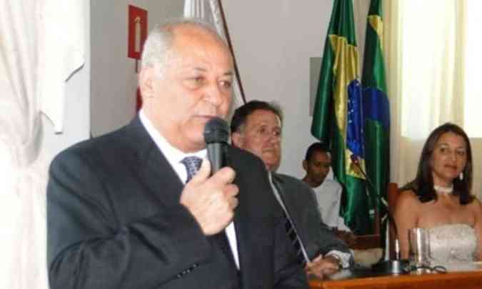 Prefeito Ladinho discursa na Cmara Municipal (foto: Divulgao/Prefeitura de Guanhes)