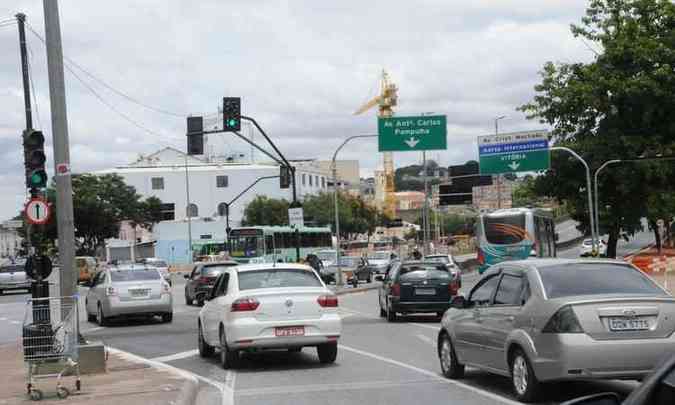 Placa indicando o novo trajeto foi mudada de lugar e causa confuso entre os motoristas(foto: Paulo Filgueiras/EM/D.A Press)