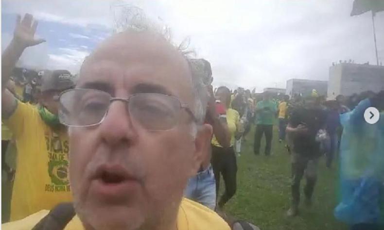 Assessor jurídico da Santa Casa de Cataguases, Eduardo Antunes Barcelos, em ato golpista em Brasília(foto: Reprodução/Instagram) Assessor jurídico da Santa Casa de Cataguases, Eduardo Antunes Barcelos, em ato golpista em Brasília