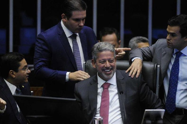 Votação do CARF no plenário da Câmara dos Deputados. No centro da imagem está Arthur Lira