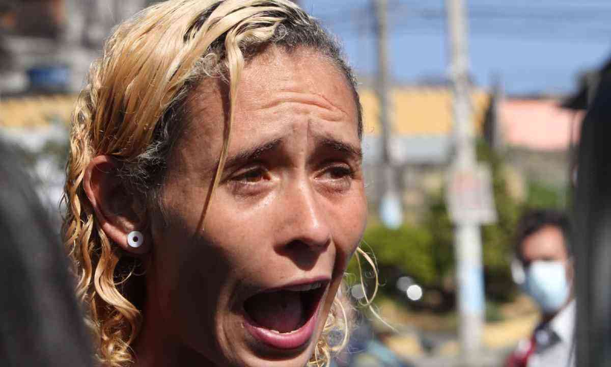 Duas Meninas Bonitas No Levantamento Do Campo De Jogos Da Escola