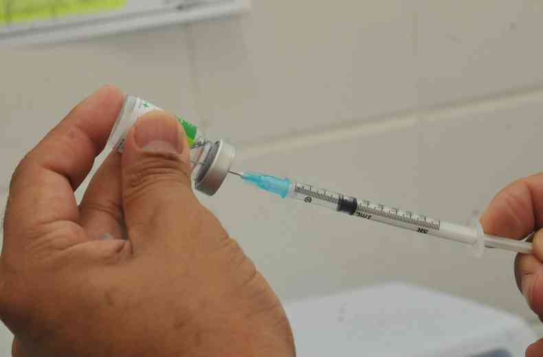 Profissional da sade prepara seringa para aplicao de vacina