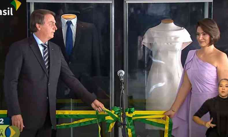 Jair e Michelle Bolsonaro estiveram juntos para inaugurar exposio com roupas da posse presidencial.(foto: Reproduo/TV Brasil)