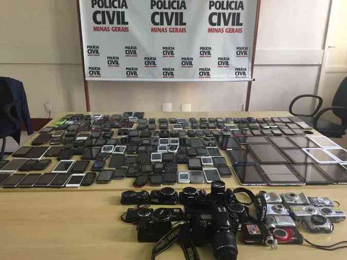 Polcia apreendeu 160 aparelhos celulares, 15 tablets e 19 mquinas fotogrficas (foto: Polcia Civil/ divulgao )