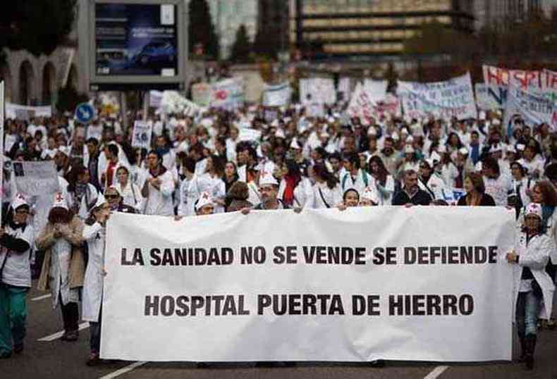 Cerca de 7 mil manifestantes marcharam ontem em protesto contra a privatizao da sade, pelas ruas de Madri(foto: Susana Vera/Reuters)