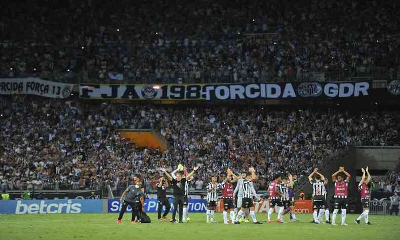 Jogadores e comissão técnica do Atlético comemoram com a torcida no Mineirão após o jogo contra o Grêmio