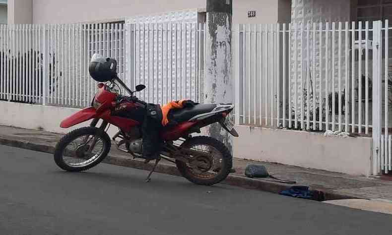Suspeito estava em uma moto e surpreendeu a vtima(foto: Portal Onda Sul/Reproduo )
