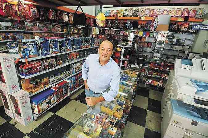 O empresrio Adriano Boscatte adicionou brinquedos e produtos de informtica na sua papelaria(foto: Euller Junior/EM/D.A Press)