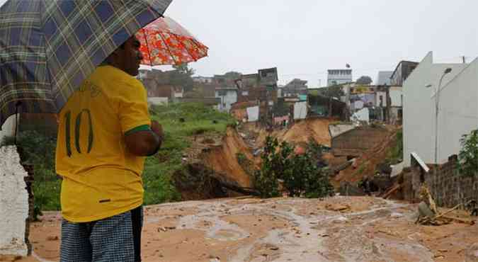 Homem observa rua destruda pela chuva em Me Luiza, na regio metropolitana de Natal(foto: REUTERS/Toru Hanai )