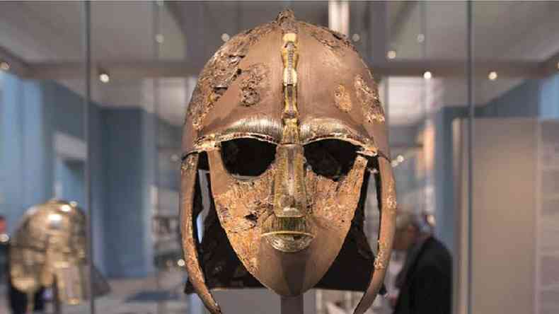 O capacete de Sutton Hoo foi um dos tesouros descobertos, que se encontra hoje no British Museum em Londres(foto: Getty Images)