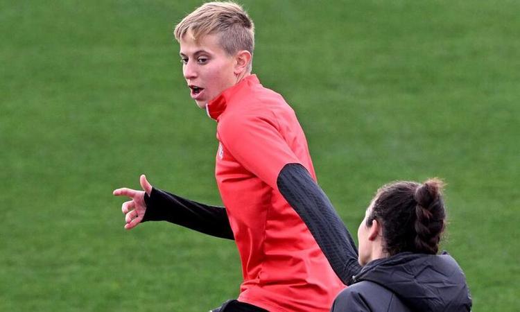 Quinn, jogadora da Seleo do Canad, em treino