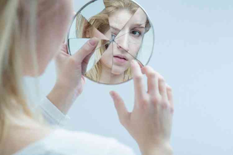 Mulher se olhando no espelho