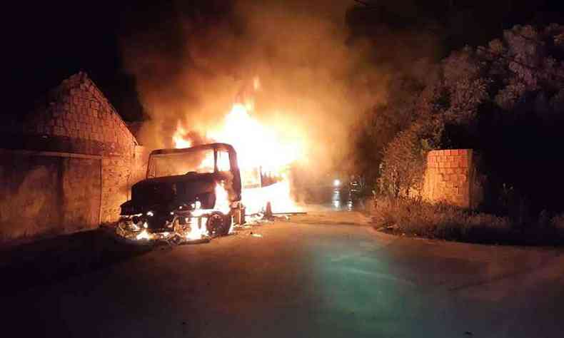 Chamas de carreta incendiada no Santa Cruz atingiram uma casa(foto: Corpo de Bombeiros/Divulgao)