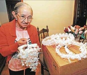 Dona Diquinha, de 76 anos, faz as delicadas coroas de flores levadas pelas crian�as para enfeitar a santa(foto: Beto Novaes/EM/D.A Press)