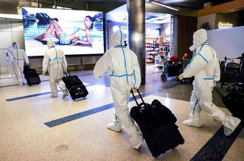 Tripulao de avio desembarca no aeroporto de Los Angeles, onde foi detectado um caso de contaminao pelo micron