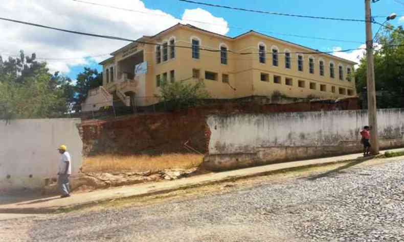 Pais ficaram temerosos pelo fato de uma das escolas estar completamente desguarnecida j que se encontra com parte do muro derrubada(foto: Gazeta de Arauai)