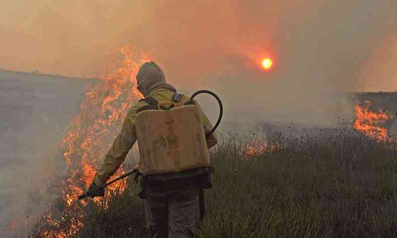 Combate a incndio na regio da Serra do Cip(foto: Leandro Couri/EM/DA Press)