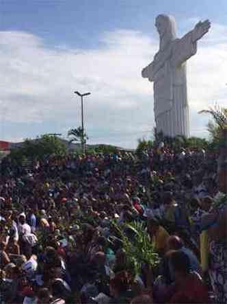 Multido se reuniu para assistir a missa no Barreiro no Domingo de Ramos(foto: Adriano Ventura/Divulgao)