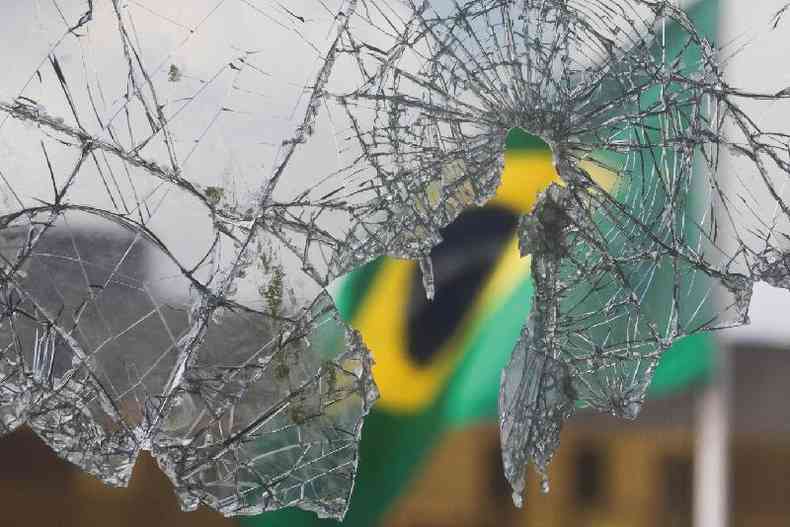 Janela estilhaada no Palcio do Planalto, aps invaso no dia 8 de janeiro
