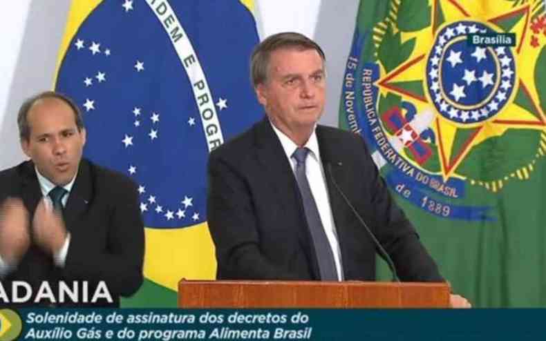 Bolsonaro em cerimônia de assinatura do Auxílio Gás e do Programa Alimenta Brasil, no Planalto