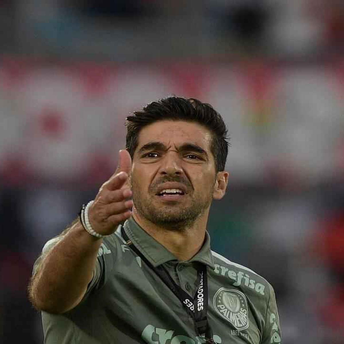 PVC: Abel está incomodado com demora por reforços no Palmeiras!