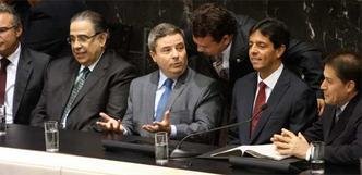 O governador Anastasia, entre o vice Alberto Pinto Coelho (E) e o presidente da Assembleia, Dinis Pinheiro, em solenidade na volta dos trabalhos(foto: Edésio Ferreira/EM/D.A Press) O governador Anastasia, entre o vice Alberto Pinto Coelho (E) e o presidente da Assembleia, Dinis Pinheiro, em solenidade na volta dos trabalhos(foto: Edésio Ferreira/EM/D.A Press)