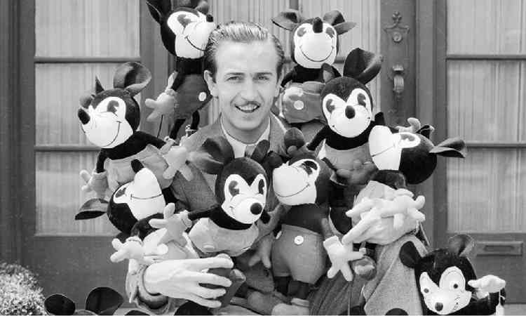 Walt Disney cercado por Mickeys de pelicia