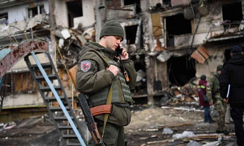 Homem em prdio destrudo por bombardeio russo