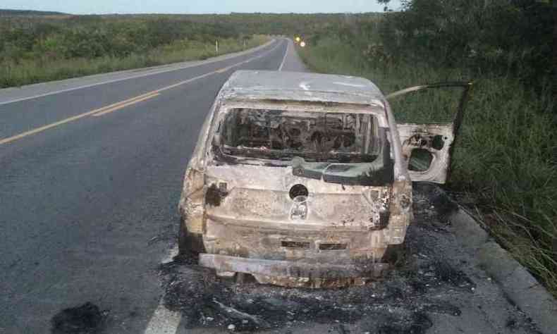 Veculo utilizado pelos criminosos foi abandonado e incendiado(foto: Reproduo/WhatsApp)