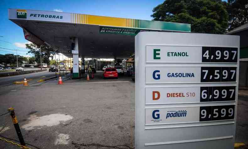 Preços de combustíveis em posto de gasolina de BH