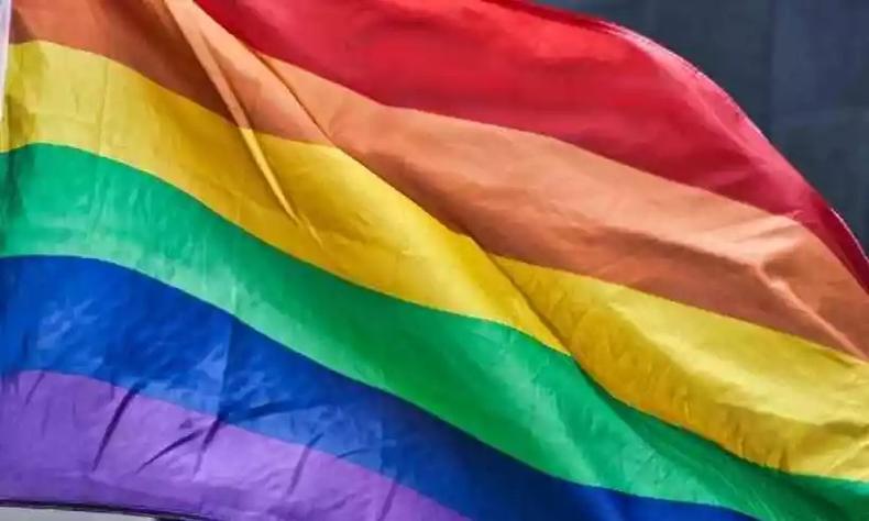Bandeira LGBT com as cores do arco-ris estendida e balanando com o vento