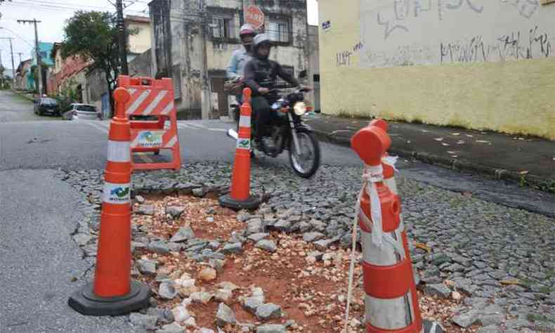 O desgaste crescente do asfalto dificulta o trnsito h meses na Rua Rio Pardo, esquina com Anpolis, no Santa Efignia(foto: Jair Amaral/EM/DA Press)