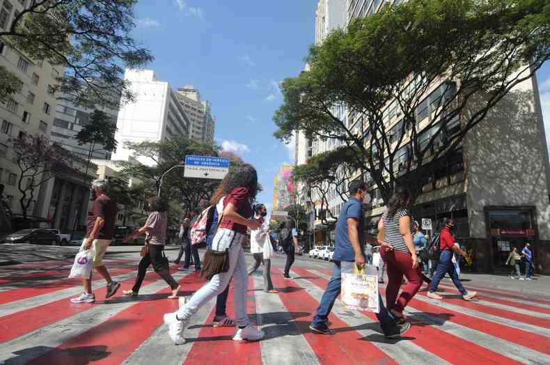 Pessoas cruzam a Avenida Afonso Pena na Praa Sete de Setembro, no Centro de Belo Horizonte. 