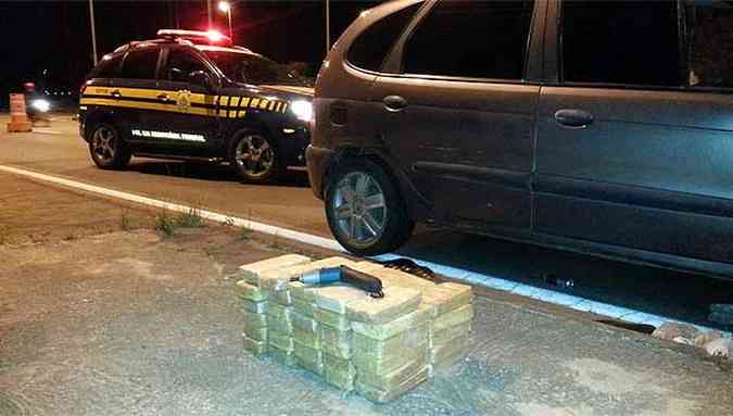 Os criminosos foram autuados por trfico interestadual de drogas(foto: Polcia Rodoviria Federal (PRF)/Divulgao)