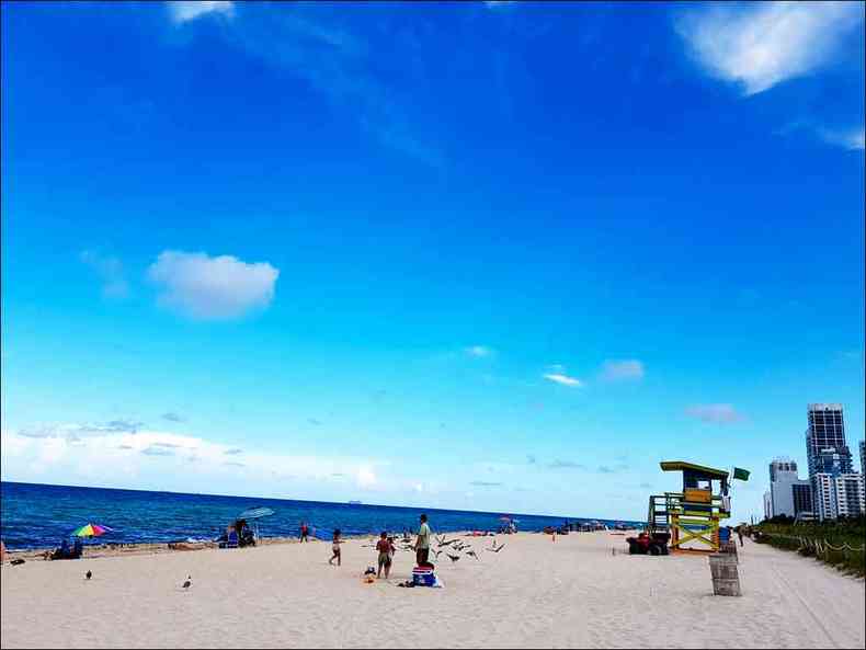 Clima de Miami Beach  altamente contagiante, atraindo turistas que circulam pelas praias de gua quente(foto: Marden Couto/Turismo de Minas)