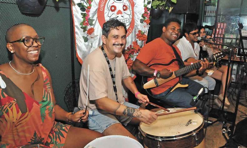 Neste ano, o Samba Queixinho reduziu o número de instrumentistas em suas apresentações no palco e adaptou o formato para roda de samba (foto: DANIEL BARBOSA/EM/D.A PRESS ) Percussionistas do Samba Queixinho tocam seus instrumentos em roda de samba no Restaurante do Ano
