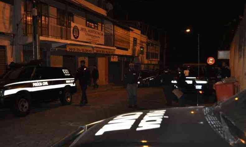 Policiais cumpriram mandados de priso e de busca e apreenso nesta madrugada em Viosa(foto: Polcia Civil/Divulgao)