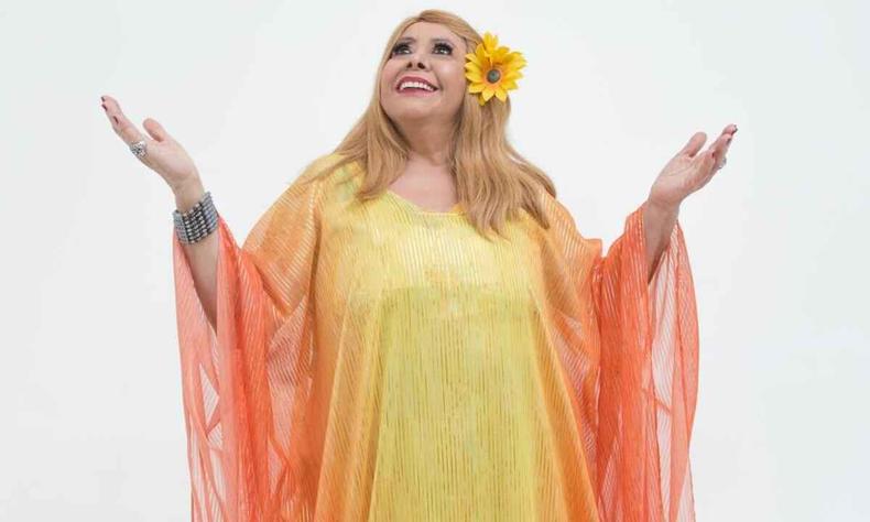cantora Anastcia sorri, com os braos abertos