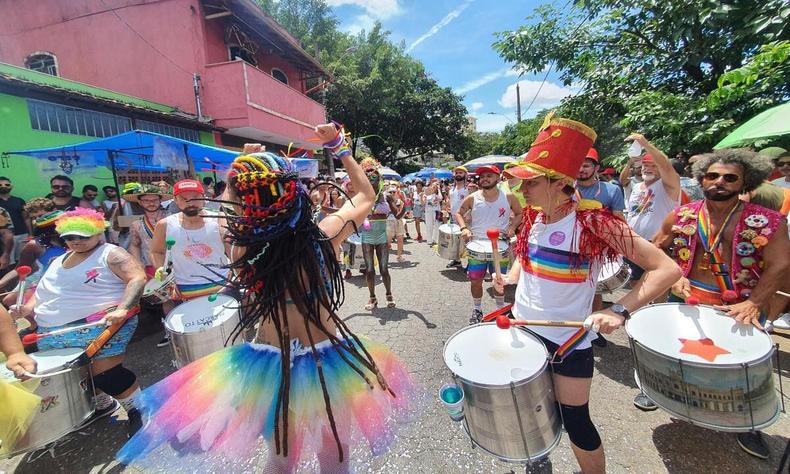 Bloco Lua de Crixtal colore ruas do bairro Santa Teresa, Região Leste de BH(foto: Leandro Couri/EM/D.A Press) Com fantasias coloridas e ombreiras, imitando o uniforme das paquitas, as eternas assistentes da Xuxa, a rainha dos baixinhos, foliões desfilam no Bloco Lua de Crixtal
