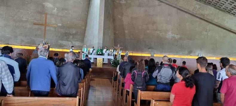 Fiis assistem  missa solene em Baslica de Nossa Senhora da Piedade
