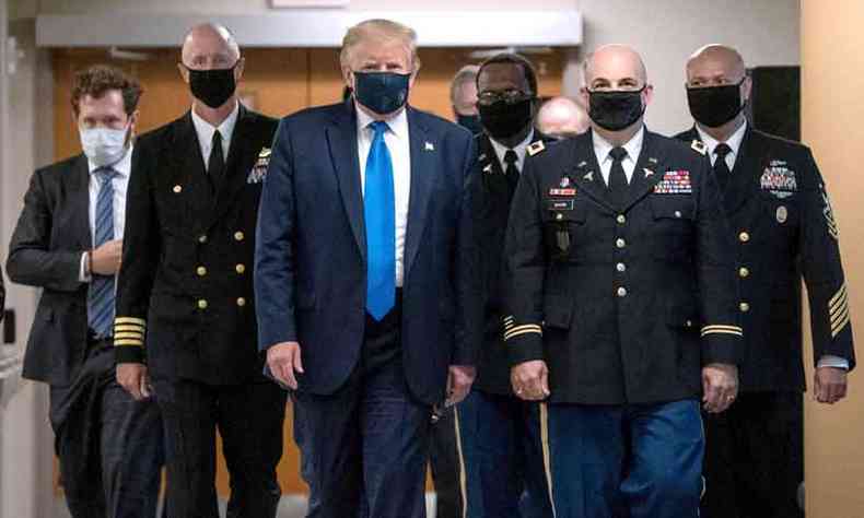 Visto como um governanteque ignora normas sanitrias em meio  pandemia, Trump finalmente apareceu de mscara ao visitar hospital de veteranos (foto: ALEX EDELMAN/AFP)