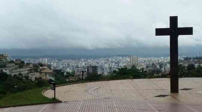 Nuvens tomaram o cu de Belo Horizonte na manh desta sexta-feira(foto: Jair Amaral/EM/D.A.Press)